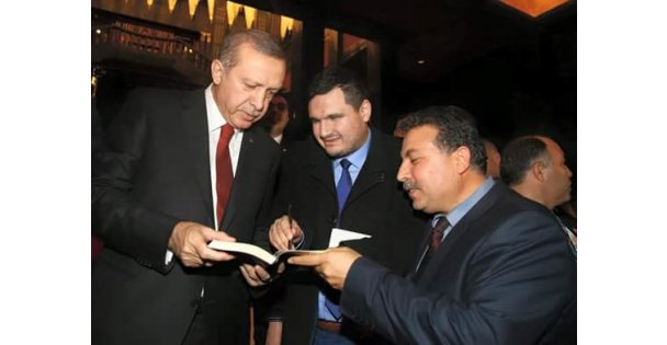 Kitabını Erdoğan'a hediye etti