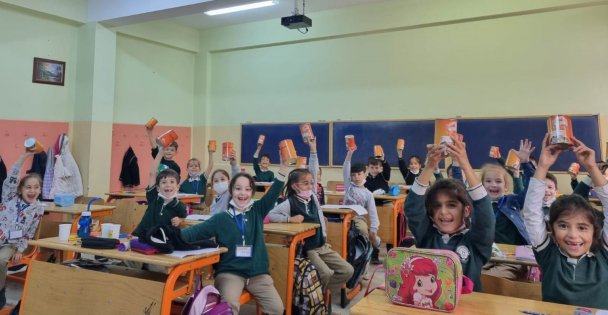 KİTAP FUARI ÖNCESİ  KARTEPELİ MİNİKLERE 7500 KUMBARA DAĞITILDI