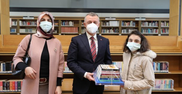 ‘'Kitap okumanız gurur verici, sizler bu konuda öndersiniz''