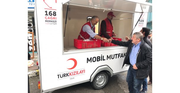 Kızılay Dilovası'nda aşure dağıttı