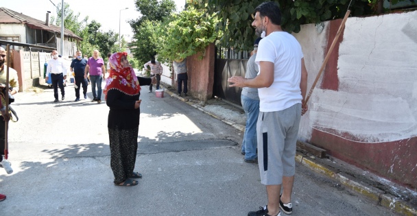 Koca, müdürleriyle sokak boyadı