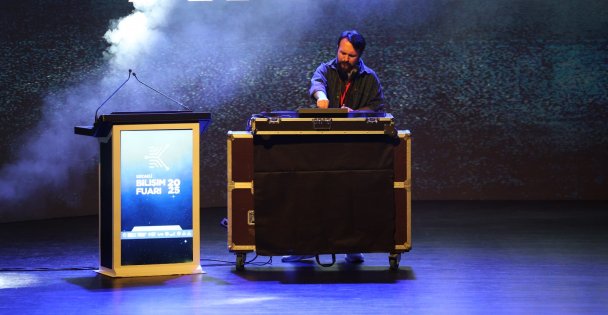 Kocaeli Bilim Fuarı'nın ritmini yapay zekâ belirledi;  Yapay zekâ, Kongre Merkezi'nde müzikle coştu