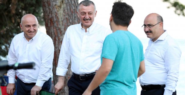 Kocaeli Büyükşehir Belediye Başkanı Doç. Dr. Tahir Büyükakın, Darıca Millet Bahçesi'ni gezerek vatandaşlarla biraraya geldi.