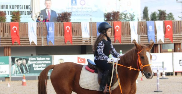 Kocaeli Büyükşehir Belediyesi'nin katkılarıyla düzenlenen EQUIFUN, PII, PIII Engel Atlama Mini Ligi 2. Ayak yarışmaları tamamlandı