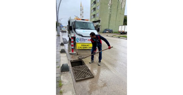 Kocaeli Büyükşehir ekipleri yağışa karşı sahada