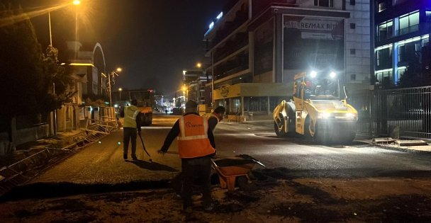 Kocaeli Büyükşehir'de hizmetin gecesi gündüzü yok; Şehir uykuda, Büyükşehir 7/24 iş başında