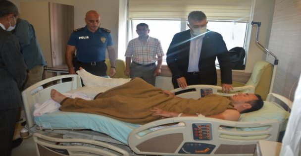 Kocaeli Emniyet Müdürü Tipioğlu'ndan trafik kazasında yaralanan polise ziyaret