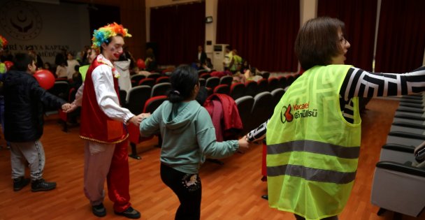 Kocaeli Gönüllülerinden  Sevgi Evindeki çocuklara sürpriz