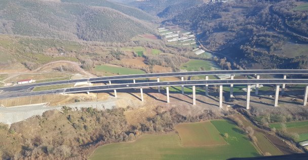 Kocaeli jandarmasından Kuzey Marmara Otoyolu'nda helikopter destekli trafik denetimi