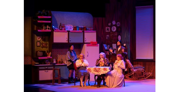 Kocaeli Şehir Tiyatroları'na Adana'da büyük ilgi;  Adanalılar, 'Üç Jokerli Konken'i” keyifle izledi