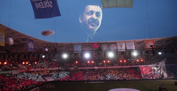 Kocaeli semalarında dronlarla AK Parti ve Cumhurbaşkanı Erdoğan koreografisi