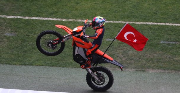 Kocaeli Stadyumunda Zayn Sofuoğlundan motosiklet şovu