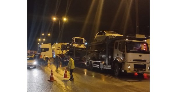 Kocaeli TEM'de çok sayıda araç kazaya karıştı: İstanbul istikameti trafiğe kapandı