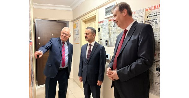 Kocaeli Valisi İlhami Aktaş, İKTAV Kütüphanesini ziyaret etti