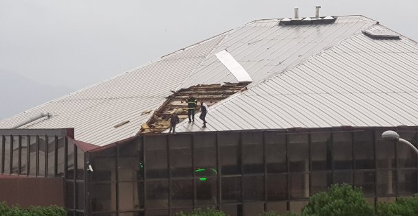 Kocaeli ve Bolu'da şiddetli rüzgar çatıları uçurdu