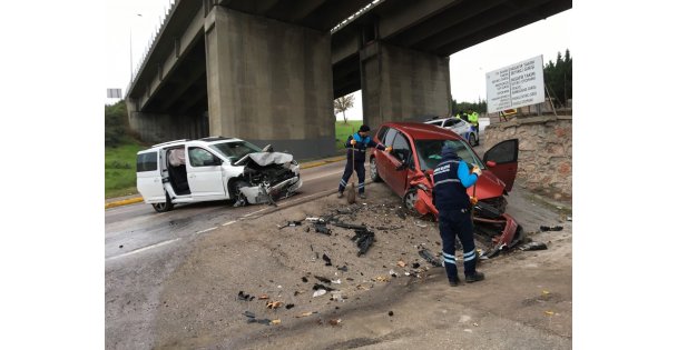 Kocaeli'de 2 araç kafa kafaya çarpıştı: 3 yaralı