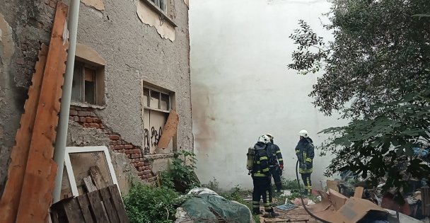 Kocaeli'de 2 katlı binada çıkan yangın söndürüldü