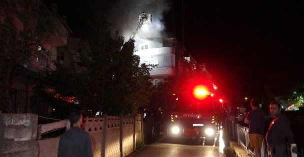Kocaeli'de 4 Katlı Apartmanın Çatısını Alevler Sardı