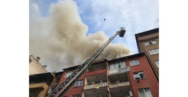Kocaeli'de 6 katlı binanın çatısında çıkan yangında 2 kişi dumandan etkilendi