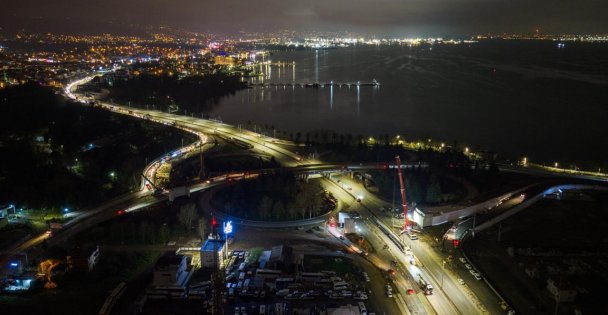 Kocaelide 700 tonluk vinçle 9 saatlik gece operasyonu