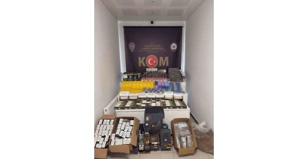 Kocaeli'de 8 adrese eş zamanlı baskın: 1 ton 160 kilo tütün ele geçirildi
