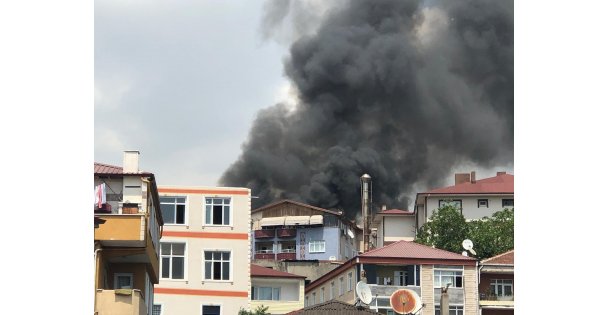 Kocaeli'de apartmanın çatısında çıkan yangın 4 binada hasara neden oldu