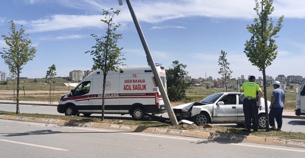 Kocaeli'de aydınlatma direğine çarpan otomobilin sürücüsü yaralandı