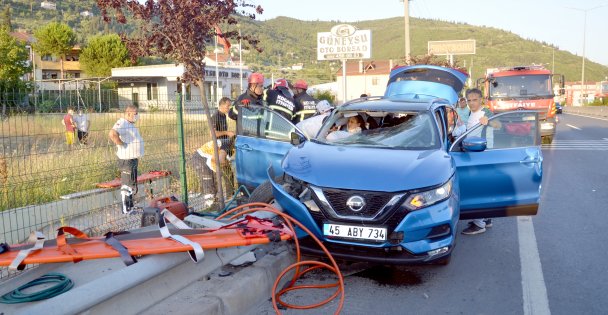 Kocaeli'de bariyerlere çarpan cipteki 4 kişi yaralandı