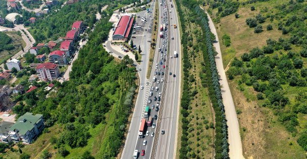 Kocaeli'de bayram tatili nedeniyle akıcı trafik yoğunluğu yaşanıyor