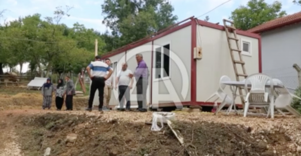 Kocaeli'de bayram ziyaretindeyken evleri yıkılan çifte prefabrik konut verildi