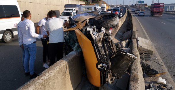 Kocaeli'de beton bariyere çarpan sürücü yaralandı