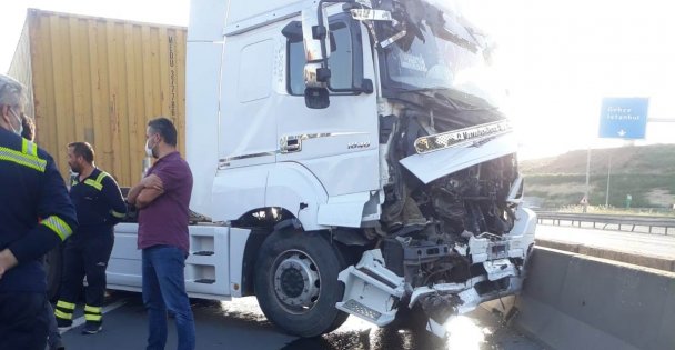 Kocaeli'de beton bariyere çarpan tırın şoförü yaralandı