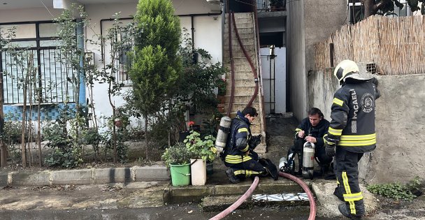 Kocaeli'de bina çatısında yangın: Baba ve oğlu dumandan etkilendi