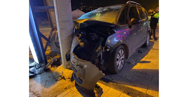 Kocaeli'de bisikletliye çarpmamak için manevra yapan otomobil direğe çarptı: 5 yaralı