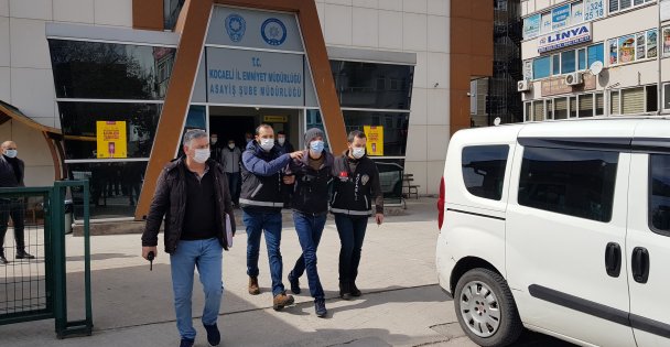 Kocaeli'de boş dükkanın duvarını kırarak girdikleri kuyumcudan altın çalan zanlılar tutuklandı