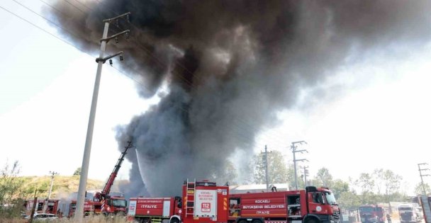 Kocaeli'de boya fabrikası alevlere teslim oldu