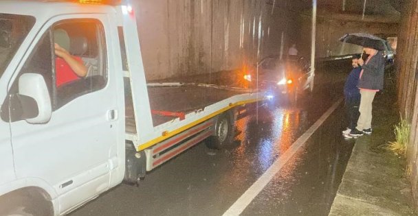 Kocaeli'de cadde ve sokaklar sular altında kaldı, 3 araç arıza yaptı