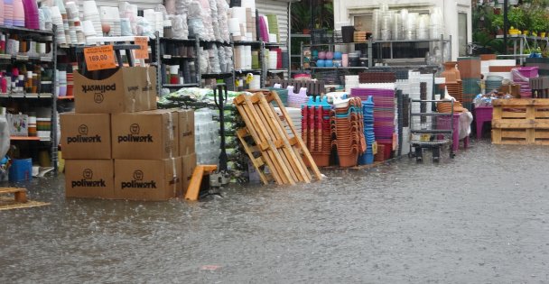 Kocaeli'de cadde ve sokaklar sular altında kaldı, vatandaşlar zor anlar yaşadı