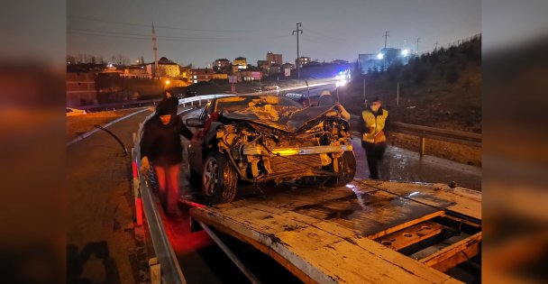 Kocaeli'de çarpışan iki otomobilin sürücüsü yaralandı