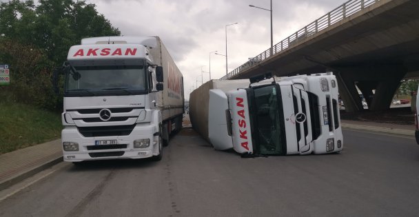 Kocaeli'de çikolata yüklü tır devrildi