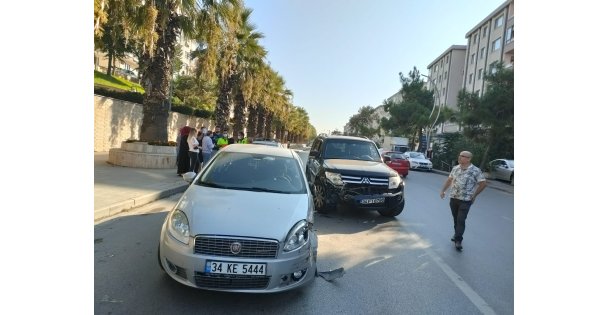 Kocaeli'de cip ile çarpışan otomobilin sürücüsü yaralandı
