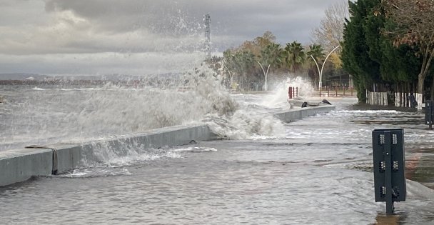 Kocaeli'de deniz taşarken 2 tekne battı, ağaçlar ise yerlerinden söküldü