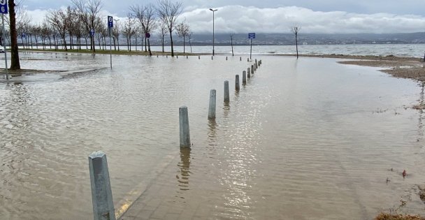 Kocaeli'de Deniz Taştı, Sahil Bandı Suyla Doldu