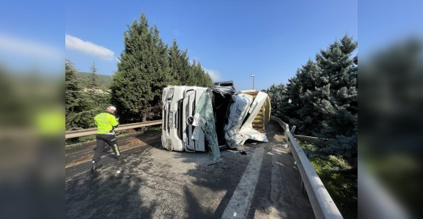 Kocaeli'de devrilen kamyonun sürücüsü yaralandı