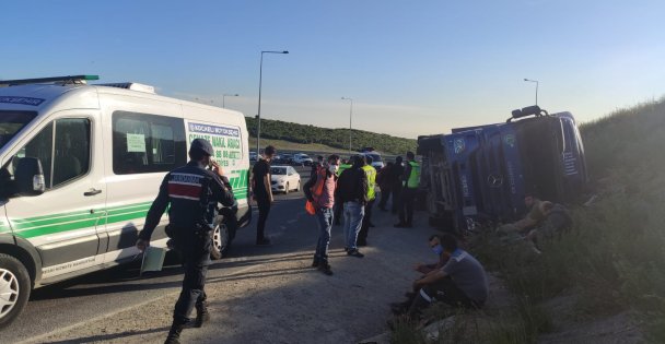 Kocaeli'de devrilen tırın şoförü öldü