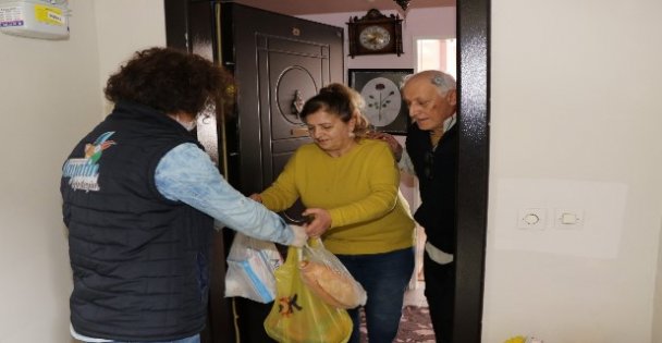 Kocaeli'de evden çıkmayan yaşlı vatandaşların alışverişini belediye ekipleri yapıyor
