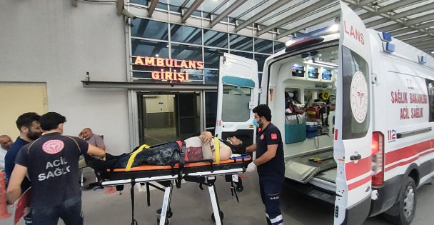 Fabrikanın çatısından düşen işçi yaralandı