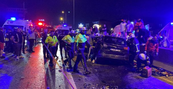 (VİDEOLU)Kocaeli'de Feci Kaza: 2 Ölü, 7 Yaralı