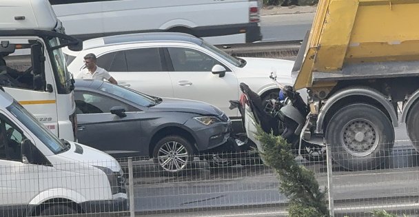 Kocaeli'de feci kaza: Motosiklet sürücüsü kamyonla otomobil arasına sıkıştı