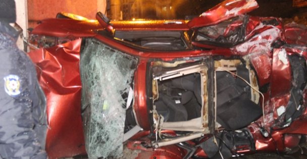 Kocaeli'de Feci Kaza : Otomobil Hurdaya Döndü